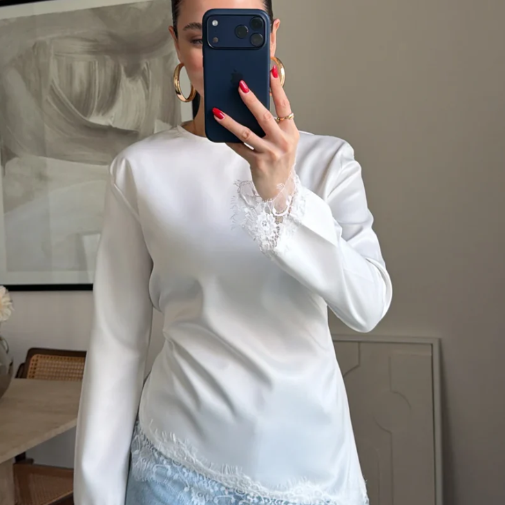 Blouse en satin asymétrique aux détails raffinés