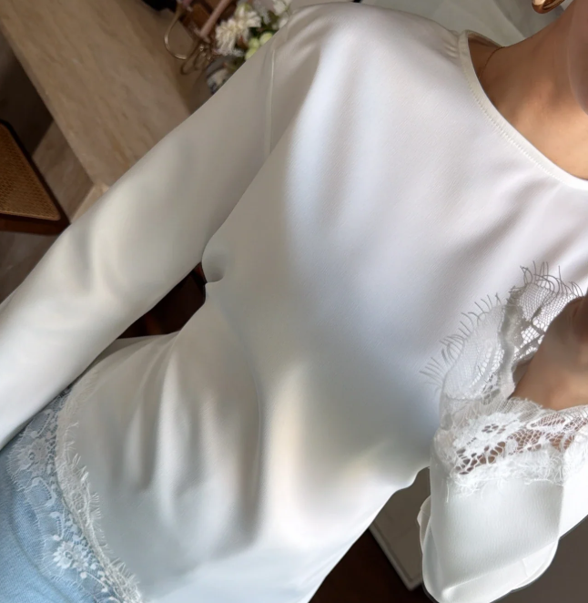 Blouse en satin asymétrique aux détails raffinés