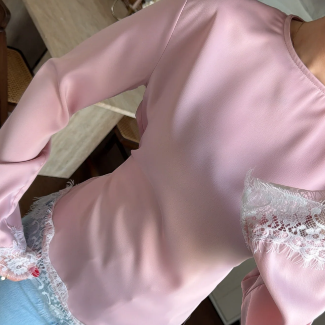 Blouse en satin asymétrique aux détails raffinés