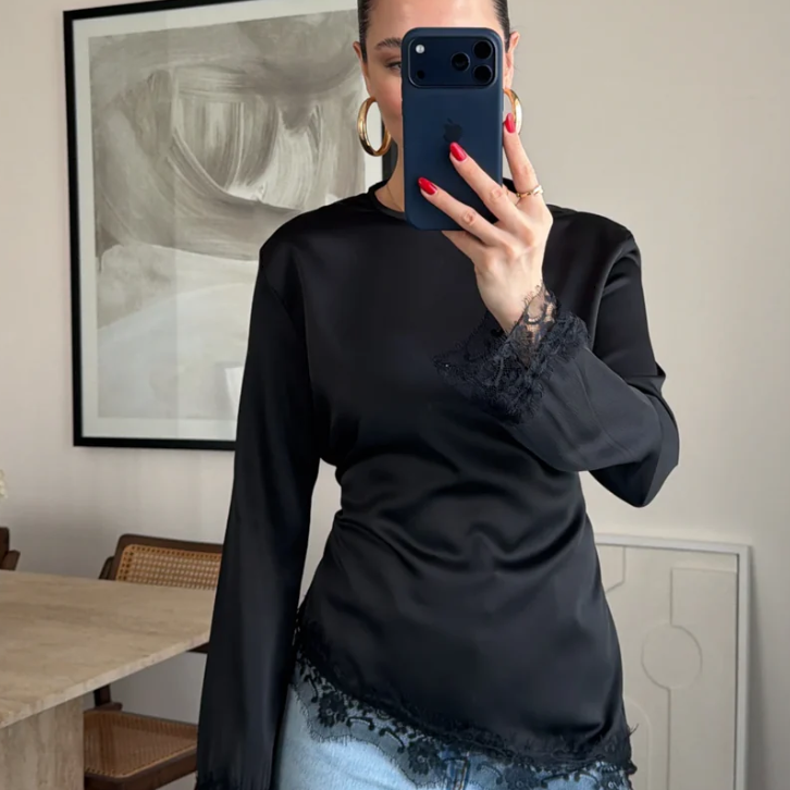 Blouse en satin asymétrique aux détails raffinés