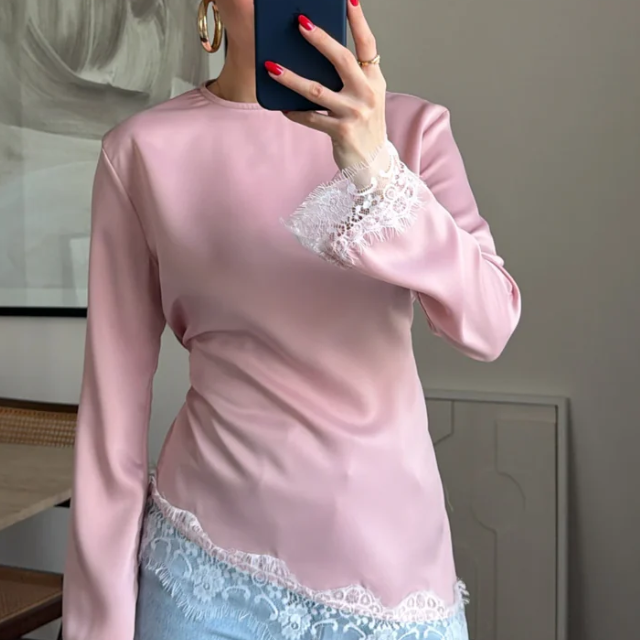 Blouse en satin asymétrique aux détails raffinés