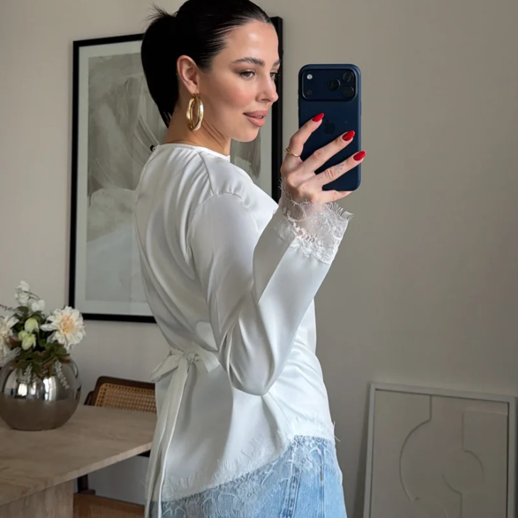 Blouse en satin asymétrique aux détails raffinés