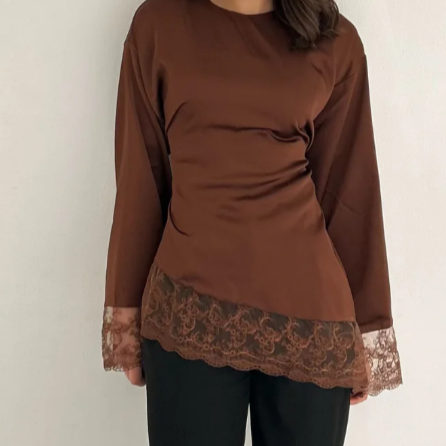 Blouse en satin asymétrique aux détails raffinés