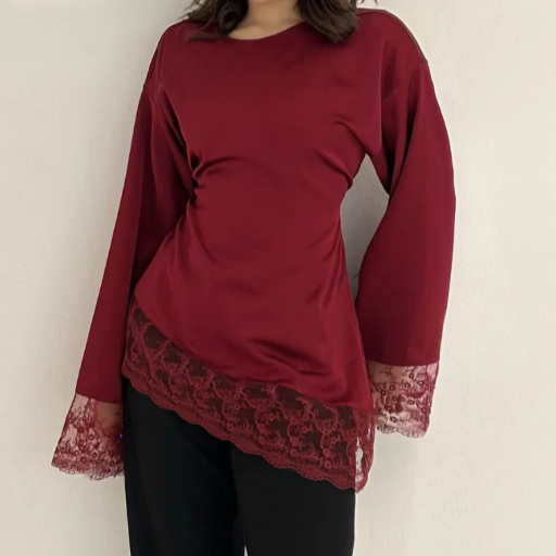 Blouse en satin asymétrique aux détails raffinés